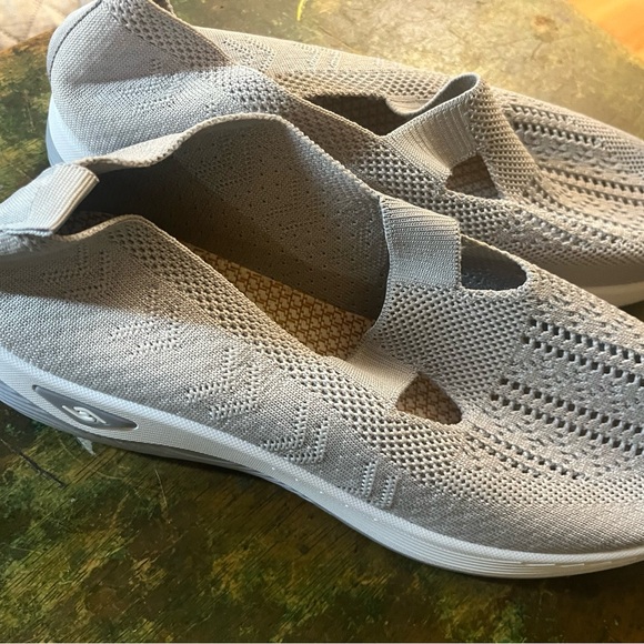 Light Grey Slip On Size 9.5 - Picture 3 of 3